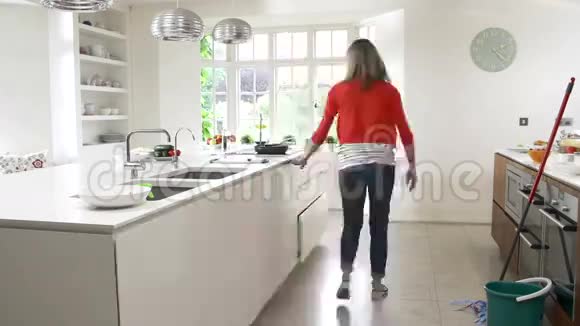 忙碌女性在厨房工作的时间推移序列视频的预览图