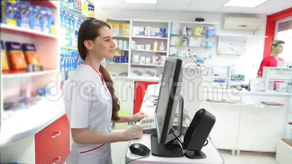 在药店寻找医疗产品的顾客视频的预览图