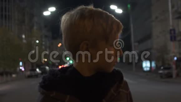 失踪儿童独自站在街上警察巡逻寻找失踪儿童视频的预览图