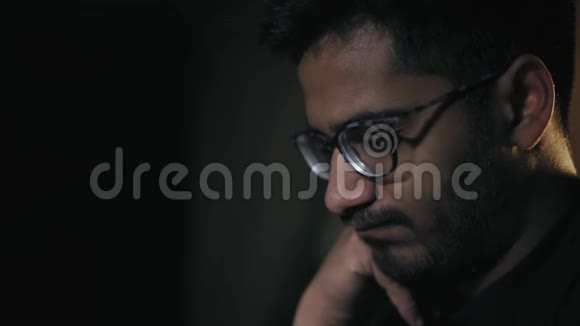 特写镜头戴眼镜的印度男人穿着攻击性的衣服看着棋盘然后开始行动视频的预览图