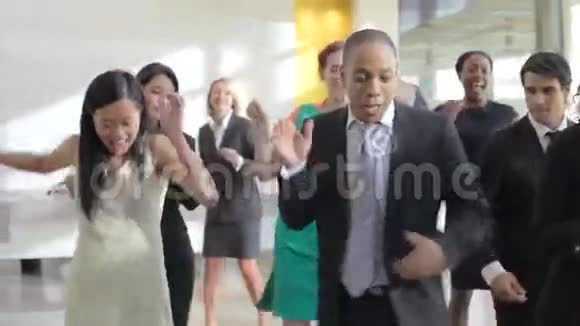 商务男女在办公室大厅跳舞视频的预览图