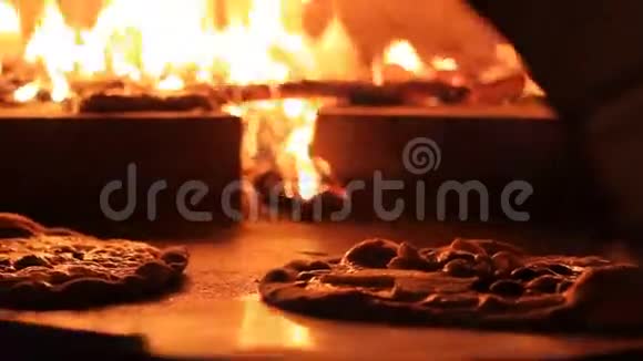 在柴火炉里吃披萨视频的预览图