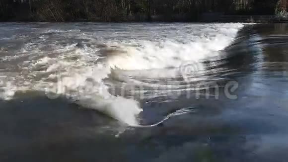 洪水中的河流视频的预览图