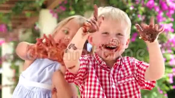 儿童在镜头前挥舞巧克力保护手视频的预览图