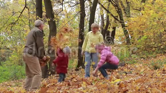 祖父母和孩子们在秋天公园玩得开心视频的预览图