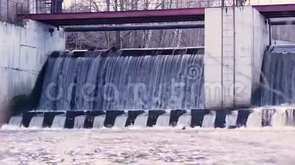 河上的水坝视频的预览图