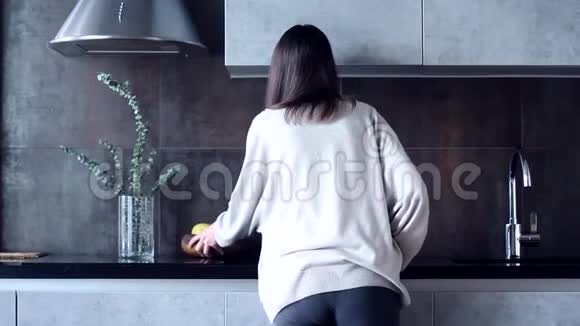 厨房里有背痛的女人视频的预览图