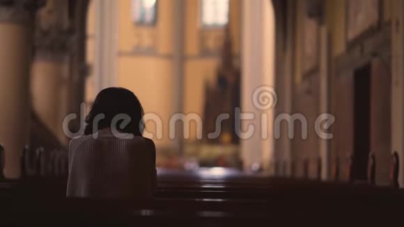 基督教妇女祈祷上帝的后景视频的预览图