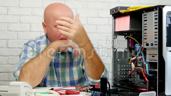 计算机中心的Upset工程师手势消失视频的预览图