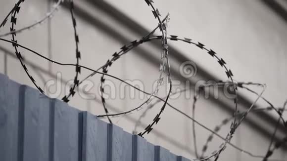 监狱墙上的铁丝网视频的预览图