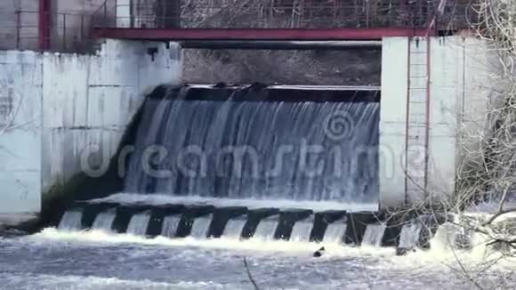 河上的水坝视频的预览图