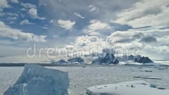 南极冰雪漂流野生自然鸟瞰图视频的预览图