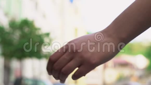 带着背包在街上散步的情侣牵手背景视频的预览图