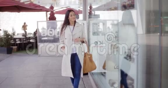 微笑时尚的女人走过商店视频的预览图