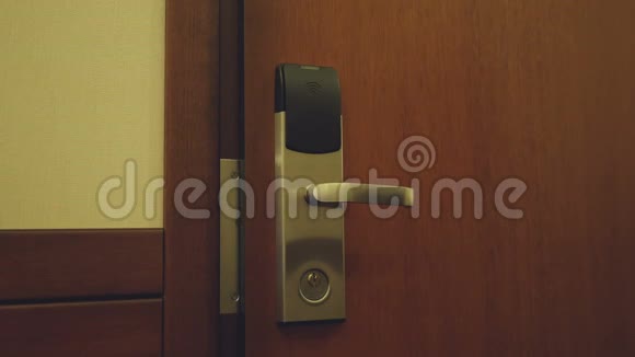 女商人西装革履的特写打开酒店房间门使用非接触式钥匙卡进入房间旅行商务视频的预览图