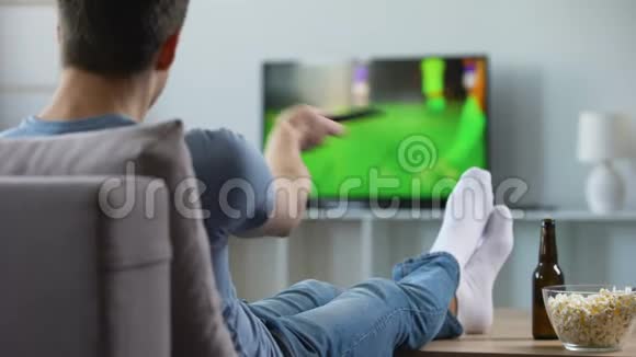 体育迷观看错过足球比赛的录音现代智能电视技术视频的预览图