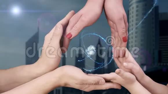 男子女子和儿童的手显示全息3D哑铃视频的预览图