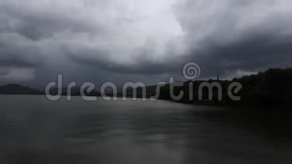 暴风雨前的天空视频的预览图