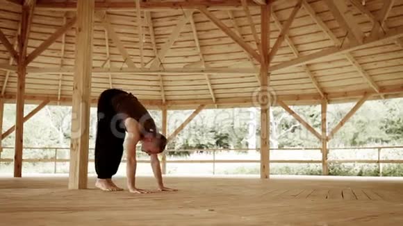 专业瑜伽老师在高山抚宁中心展示光滑倒立视频的预览图