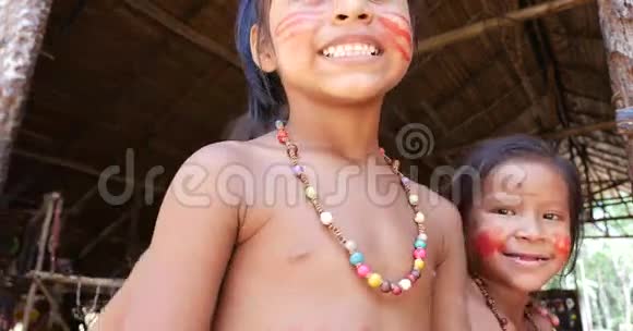 巴西土著儿童在亚马逊土著部落玩耍视频的预览图