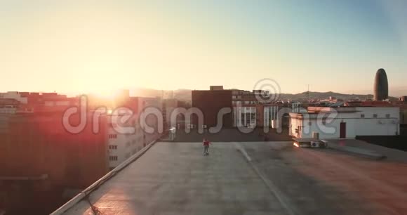 日落时的屋顶滑冰视频的预览图