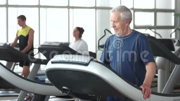 老年人在跑步机上跑步视频的预览图
