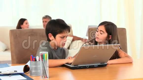 孩子们在笔记本电脑上玩视频的预览图