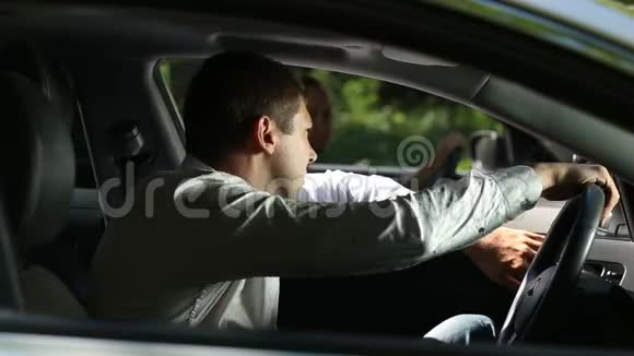 交通堵塞时驾驶汽车的沮丧的人视频的预览图