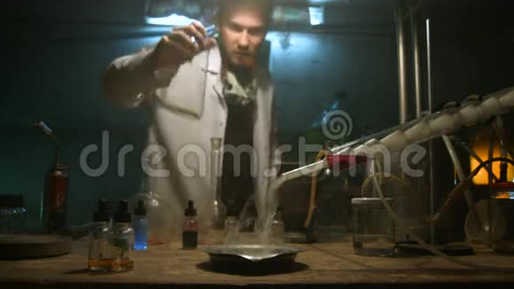 实验结束后科学家在烧瓶里收集气体视频的预览图