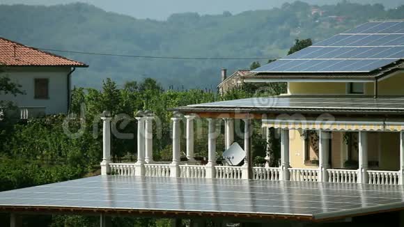 屋顶和阳台上的太阳能电池板视频的预览图