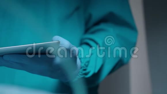 手套手拿平板电脑诊断技术外科医生手拿平板电脑视频的预览图
