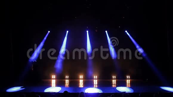 舞台灯光蓝色明亮舞台灯光闪烁视频的预览图