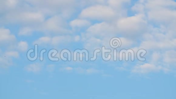 飞机在蓝天上起飞视频的预览图