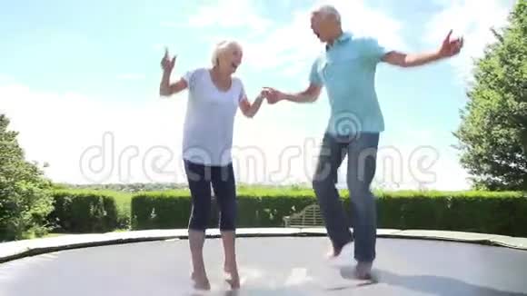 老年夫妇在慢动作中蹦蹦跳跳视频的预览图