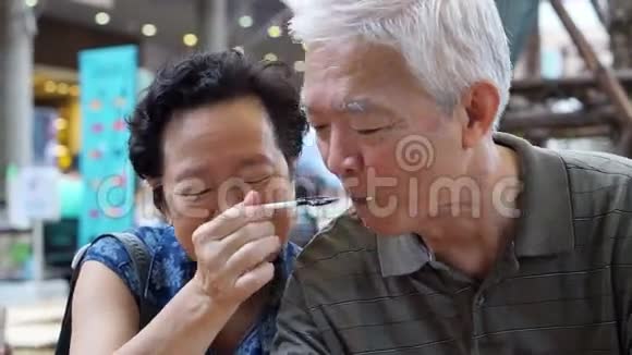 视频亚洲老两口吃冰淇淋互相喂对方抽象的永恒的爱视频的预览图