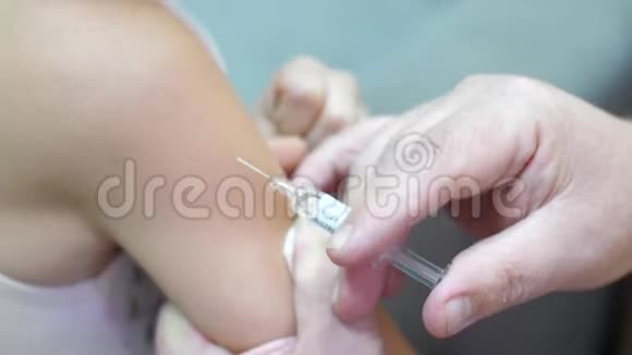 医生在孩子们手做疫苗接种在肩部特写处注射注射器4k视频的预览图