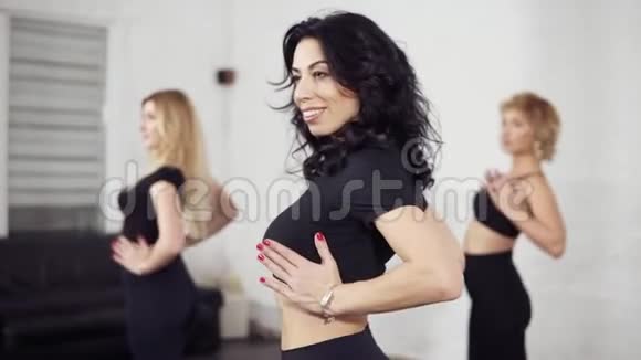 一群女性舞者学习巴切塔的主要元素扭身摇头拉丁舞的滑稽动作视频的预览图