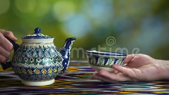 乌兹别克斯坦撒马尔罕市亚洲咖啡馆的年轻女孩在皮亚拉喝茶视频的预览图