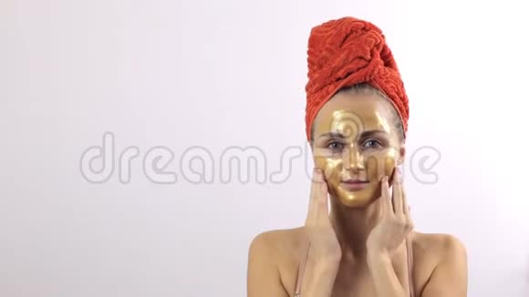 女人脸上露出金色的面具视频的预览图