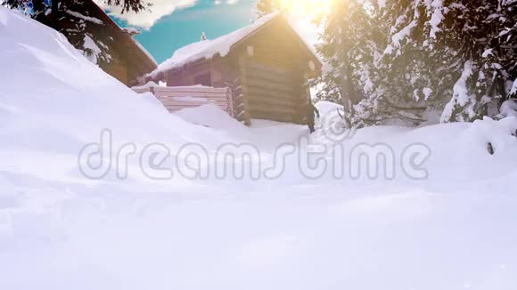 快乐的一家人和他们的狗在山屋度过寒假视频的预览图