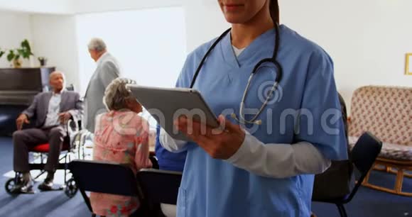 高加索女医生在疗养院使用数字平板电脑的正面视图4k视频的预览图