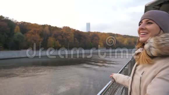 女子漂流船板欣赏秋天的五彩公园视频的预览图