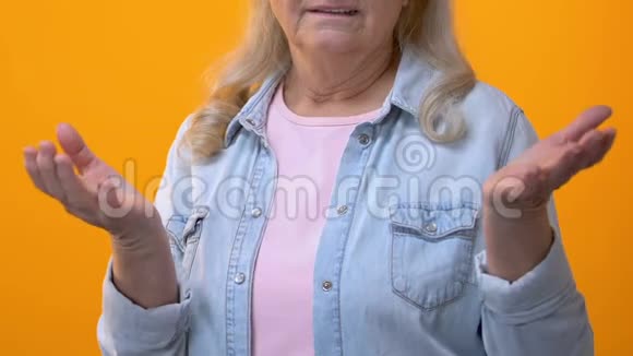 沮丧的祖母用手指着黄色的背景消极的反应视频的预览图