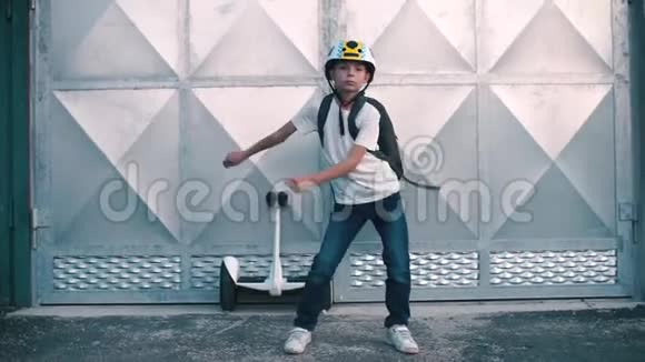 戴头盔的现代男孩跳舞运动视频的预览图