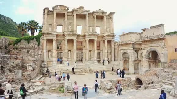 以弗所的塞勒斯图书馆古希腊城市伊兹密尔土耳其全景射击视频的预览图
