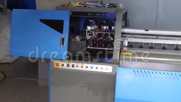大幅面喷墨印刷机站在印刷车间工业打印机的全景4k视频的预览图