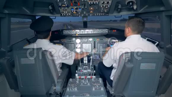 飞行员用飞行模拟器把飞机起飞4K视频的预览图