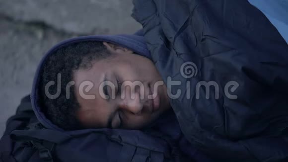 生病咳嗽无家可归的人睡在户外社会不安全贫穷绝望视频的预览图