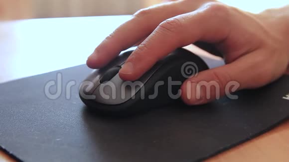 电脑席上无线鼠标视频的预览图