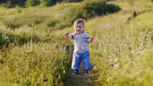 情绪化的小男孩在大自然中迈出了第一步视频的预览图